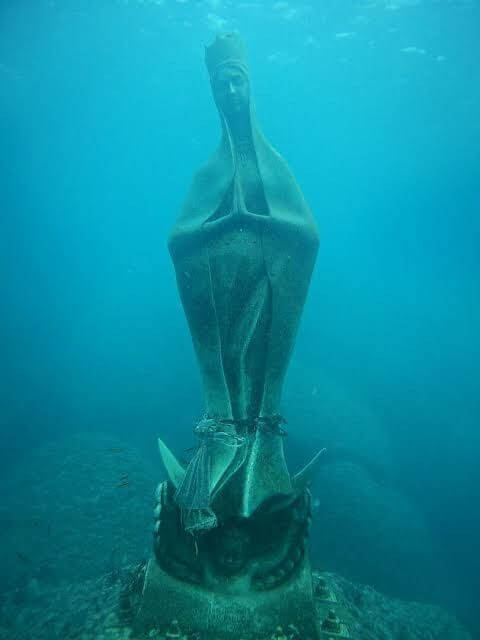 underwater-statue
